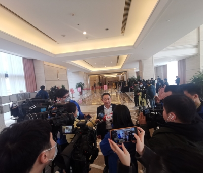 努力推進綠色有機農(nóng)產(chǎn)品、中醫(yī)藥、文化和旅游等產(chǎn)業(yè)重要基地建設 江西仙客來董事長潘新華參加省十三屆人大五次會議積極建言獻策