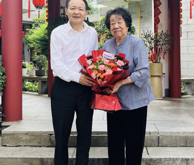 仙客來董事長(zhǎng)潘新華研究員赴長(zhǎng)沙再次看望鄧哲老師